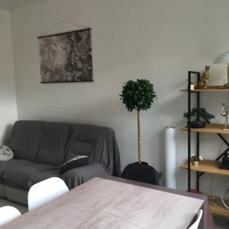 Privee Face A La Gare