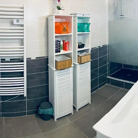 Privee Face A La Gare تارْب