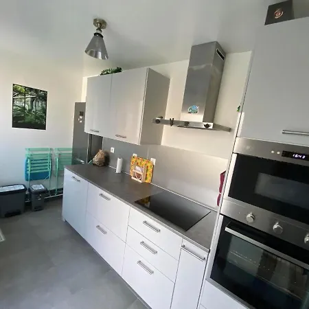 Privee Face A La Gare *